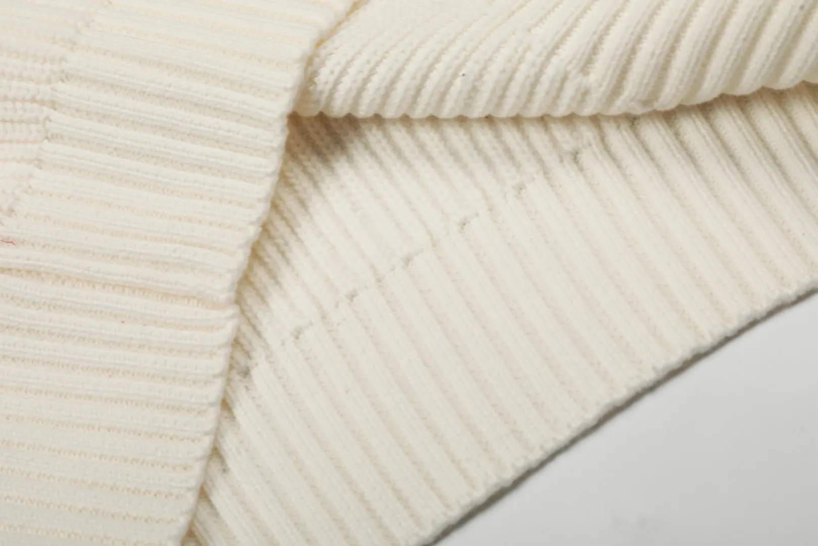 P220 Top quality" Style number: DS812# (not off the shelves all year round) [Ralph Lauren round neck piqué knitted sweater with war horse embroidery on the front and back] ✅Ralph Lauren classic basic versatile round neck pullover sweater for men and women ✅Main supply platform live broadcast Wholesale entity Replenish if out of stock Not removed from the shelves ✅ZP quality 1:1 version Scan the code to enter the GF website Counter quality ✅Detailed quality The only one in Guangzhou Imported quality cotton yarn Mainly high-end, cost-effective, good quality needless to say ✅The version is restored to the original order, the maximum size can be worn up to 200 pounds, loose, comfortable and stress-free ✅The upper body is simple and easy to match, ootd must-have style, good-looking clothes are never picky, a must-have item in the wardrobe is recommended. Size: S-XL Color: White, gray, khaki, navy blue, brown, burgundy, black with white label, black with red label